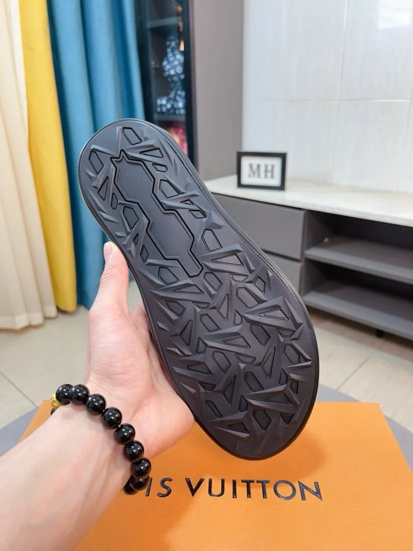Men's shoes 💰260🌹🌹 (lv-Louis Vuitton) new men's sandals, high-end boutique, exquisite embossed logo decoration on the upper, fine workmanship, super soft soles, casual, loose and comfortable, a must-have in summer! \nsize：38-44
